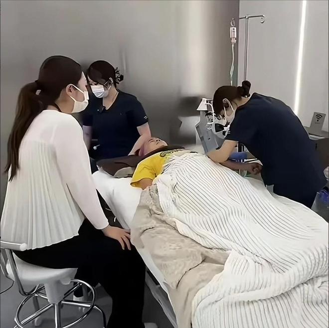曝光脸色发黑引发担忧金龟子美容很享受麻将胡了试玩61岁王宁日本换血手术(图12)