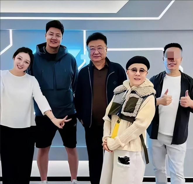 曝光脸色发黑引发担忧金龟子美容很享受麻将胡了试玩61岁王宁日本换血手术(图13)